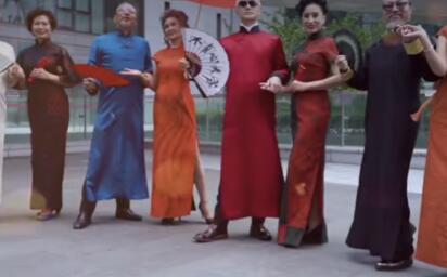 七旬老人转行当模特，硬核穿搭圈粉无数